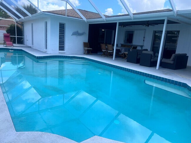 Building Photo - Privacy, Pool and Fresh Pizza!