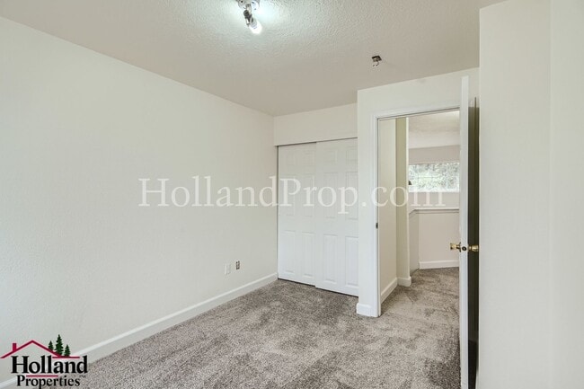 Building Photo - COming Soon! Charming & Convenient Living in Southeast Portland!