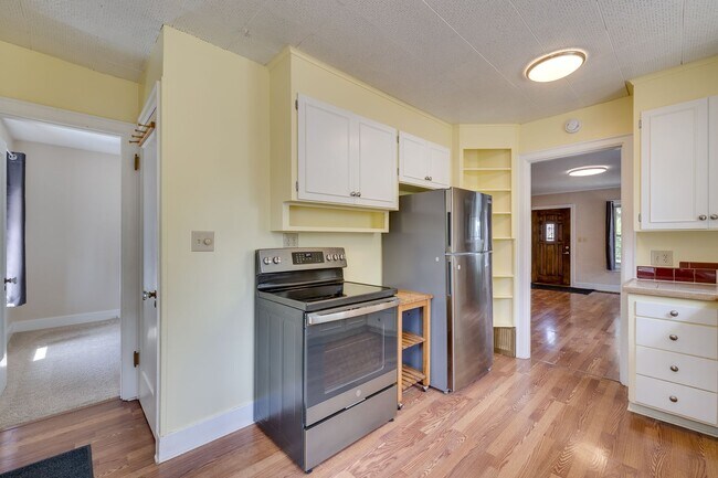 Building Photo - Adorable Wedgewood 4 Bedroom Available Now!