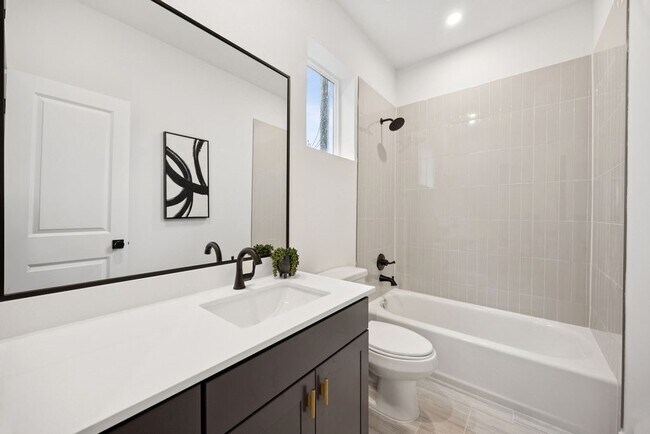 Building Photo - 2121 A Hoskins Dr