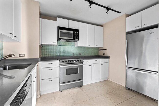 Building Photo - 4343 N Clarendon Ave