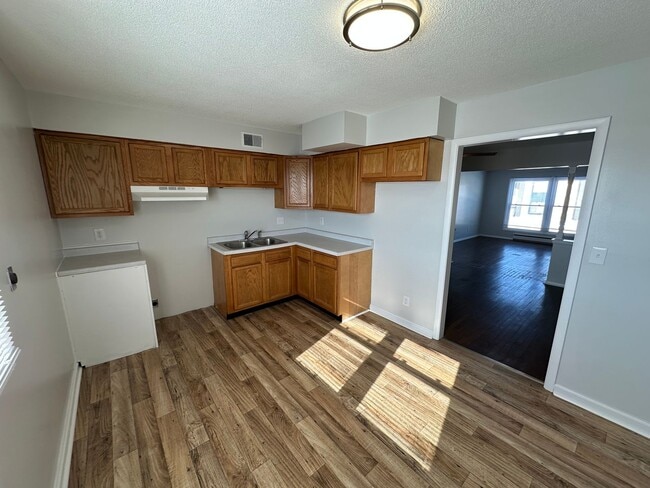 Building Photo - 2 bed 1 Bath Apartment Home located in Speedway! Wayne Township