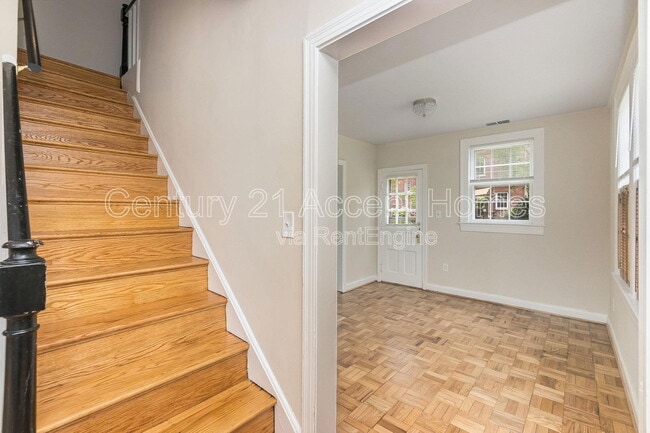 Building Photo - 1020 S Barton St