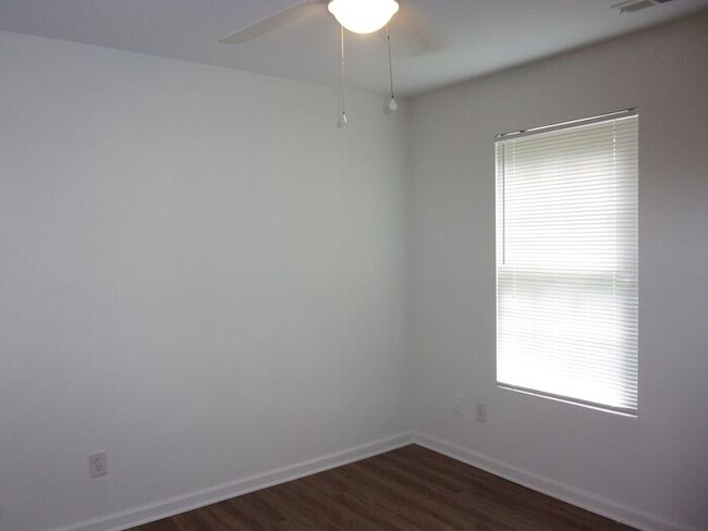 Building Photo - 3 Bedroom 2 Bath Home across from city park