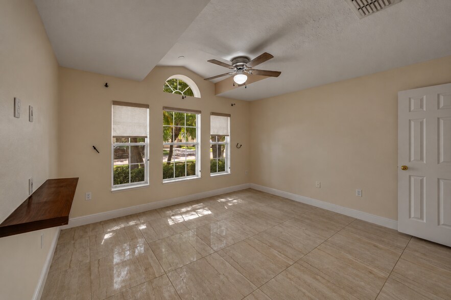 Building Photo - 537 Mason Dr