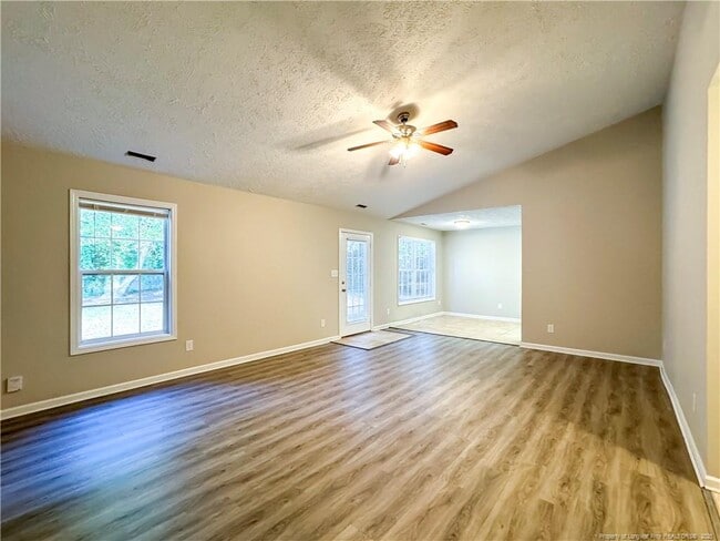 Building Photo - 1910 Poplar Dr