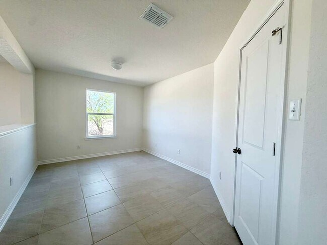 Building Photo - Modern Comfort Meets Style in Mariposa Manor