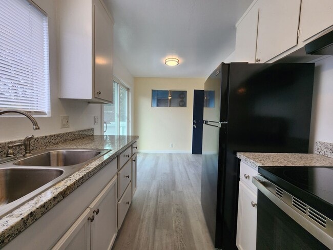 Building Photo - 1075 Delport Ave