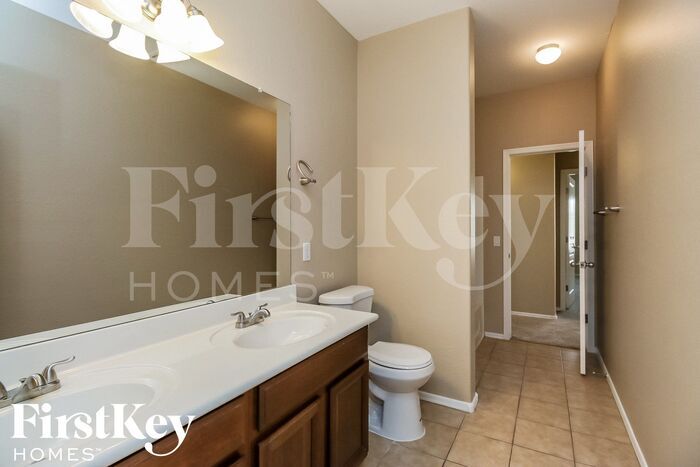 Building Photo - 1206 E Daisy Way