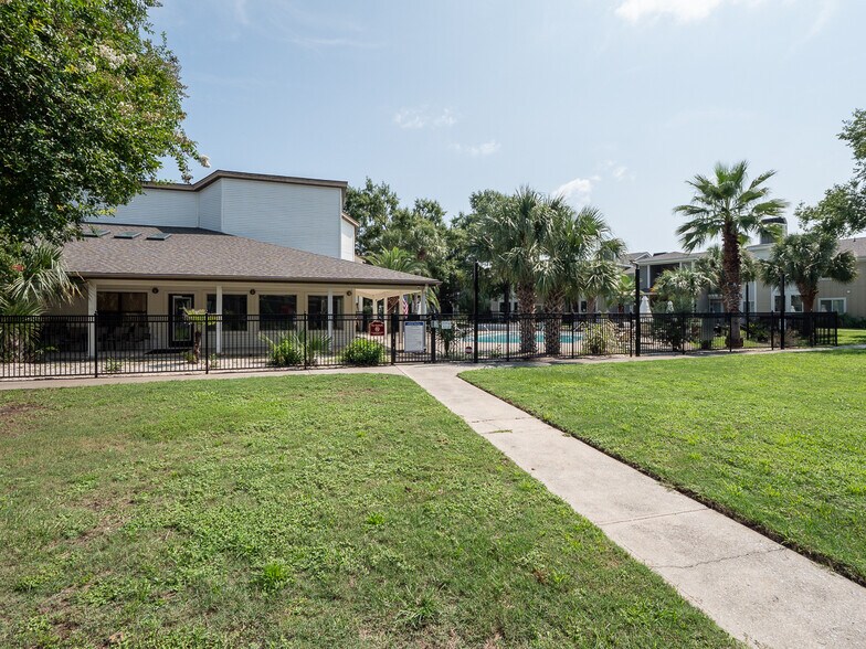 Building Photo - 265 Alexandra Dr