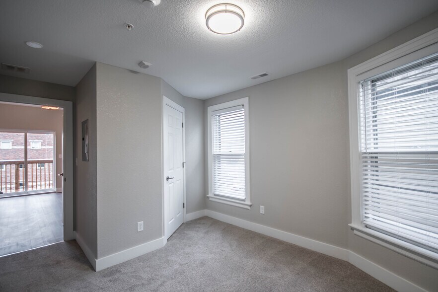 Building Photo - 1659 N Van Buren St