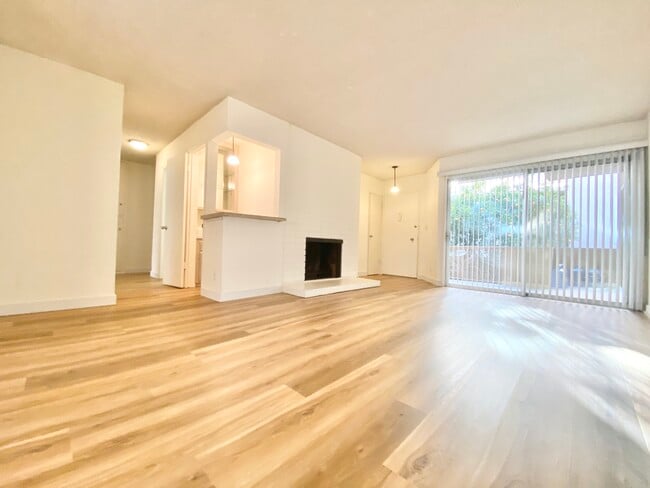 Building Photo - 11924 Montana Ave Los Angeles, CA 90049