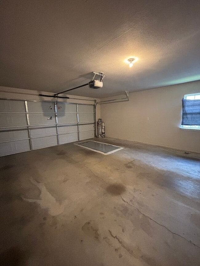 Building Photo - Awesome 3 bed/2bath/2 car Split floor plan in Southfork III!