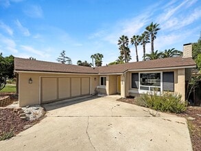 Building Photo - Beautiful 3B/2BA Home In Fallbrook with La...