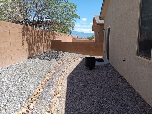 Building Photo - Beautiful 3 Bedroom 2 Bathroom home! Showi...