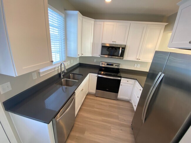 Building Photo - Fabulous Salem Townhome!!