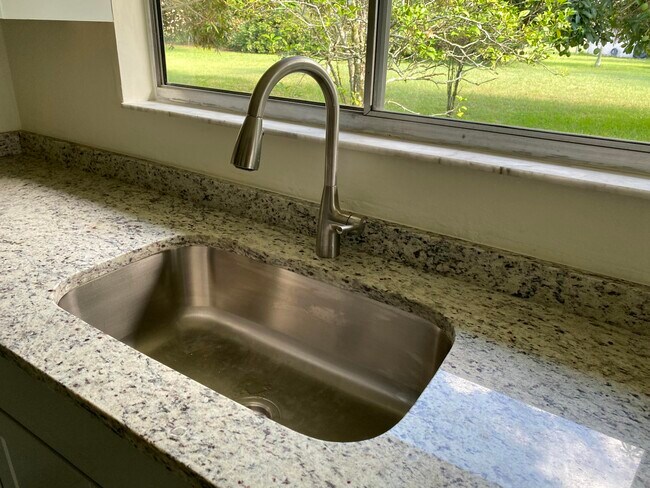 Building Photo - 255 SW Bridgeport Dr