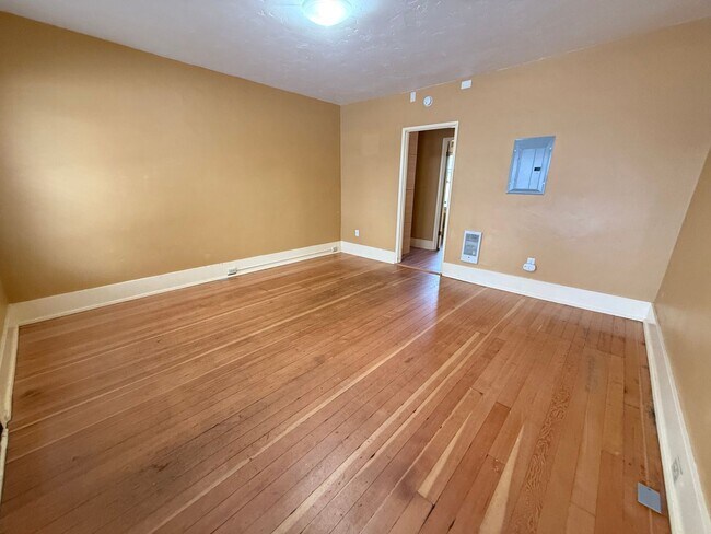 Building Photo - Historic Downtown Bend 1 Bed/1 Bath - Harriman Street