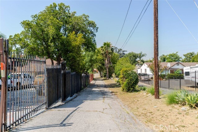 Building Photo - 13057 Gladstone Ave