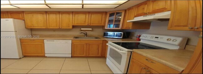 Building Photo - 18011 Biscayne Blvd