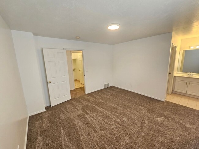 Building Photo - Spacious 3 Bd 2.5 Bath Townhouse in Bountiful