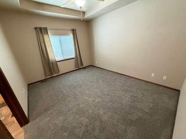 Building Photo - Large Ranch Style Twin Home For Rent