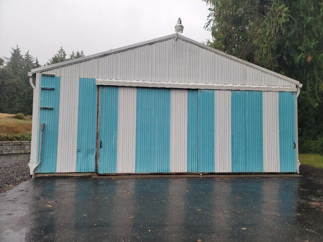 Building Photo - 3 Bedroom 1 Bath Home with Shop