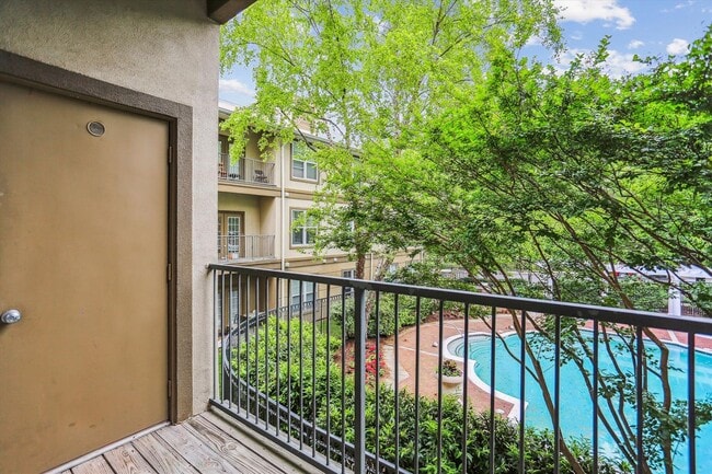 Building Photo - FRESH & READY! 2BD/2BA Next to METRO with ...