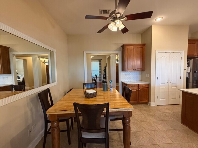 Building Photo - 4410 Windlake Dr