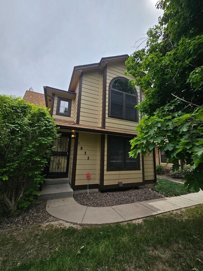 Building Photo - Aurora Highlands 3 Bed 2 1/2 Bath House w/...