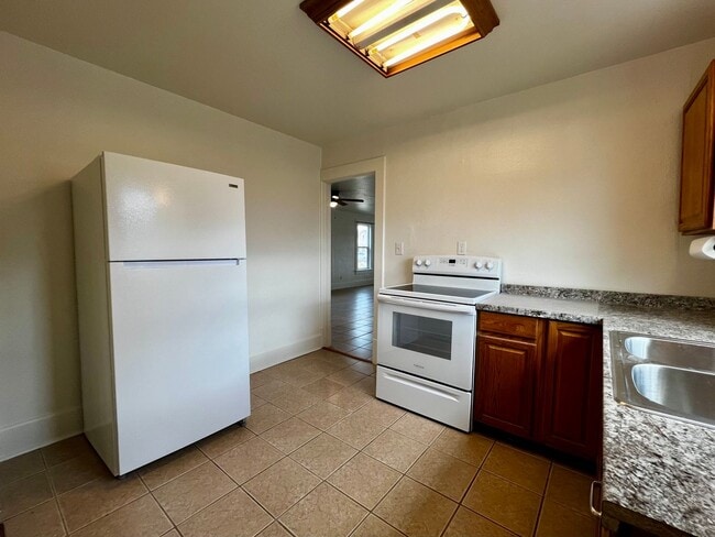 Building Photo - Non refundable and security deposit total:...