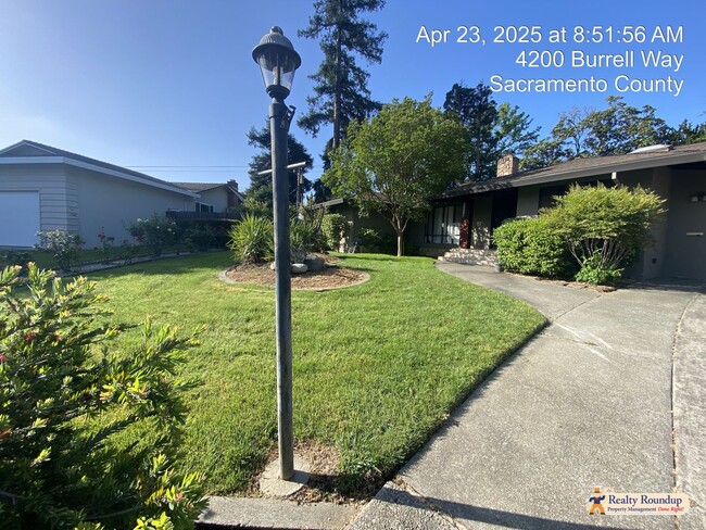 Building Photo - Sprawling Ranch with Open Floorplan & Exce...