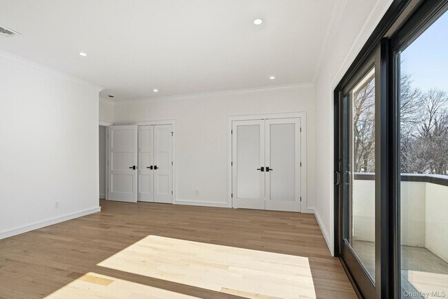 Building Photo - 31 Gedney Way