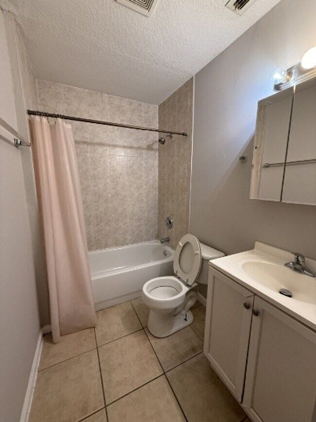Building Photo - Beautiful 3 Bedroom 2 Bath House with New ...