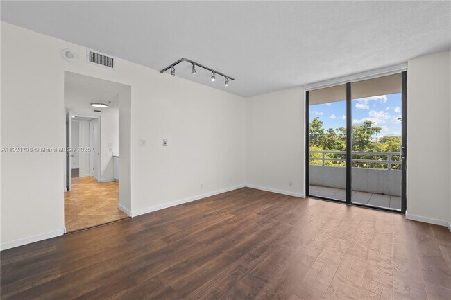 Building Photo - 20225 NE 34th Ct