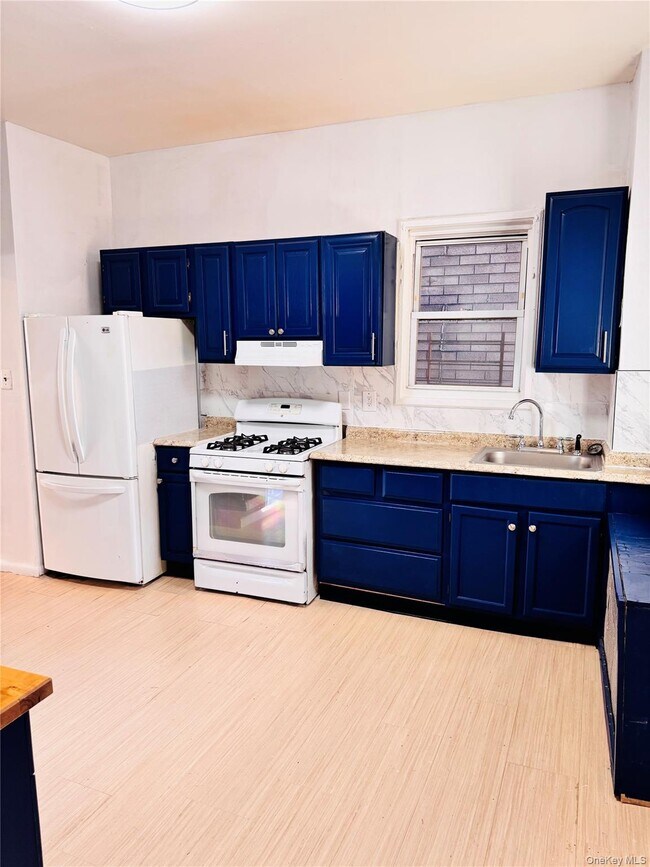 Building Photo - 121 Linden St