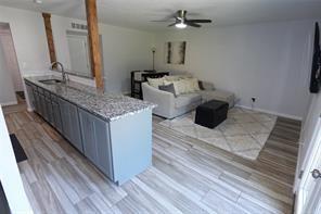 Building Photo - 7021 Greenview Cir N