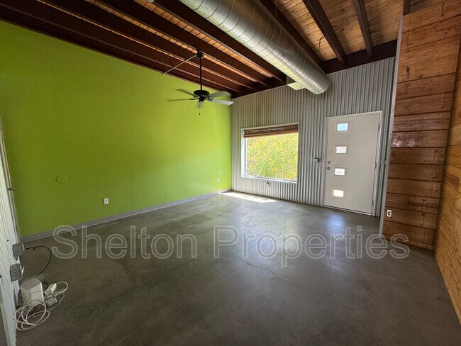 Building Photo - 2121 W Hayward Ave