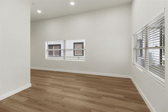 Building Photo - 2329 W Beach St