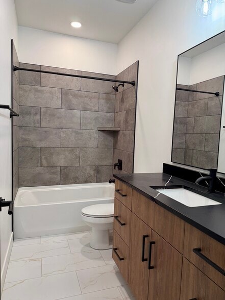 Building Photo - 2717 S Howard Ln