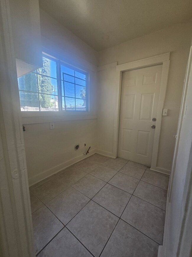 Building Photo - 1 Bedroom, 1 Bath Duplex in Hanford