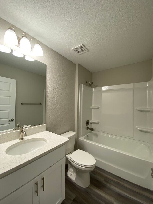 Building Photo - Custom Home - Desirable SE Ocala Neighborh...