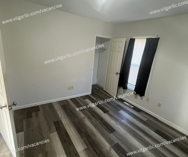 Building Photo - 3 Bedrooms • 1 Large Bathroom, Master suit...