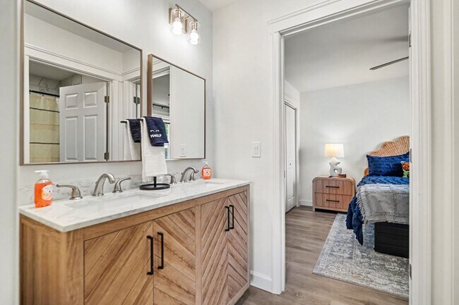 Building Photo - Stylish 4BR Getaway in Quiet Dayton Suburb