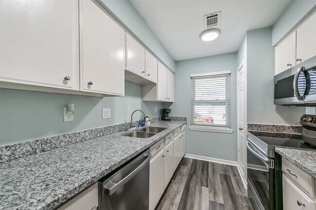 Building Photo - 1415 Ramada Dr