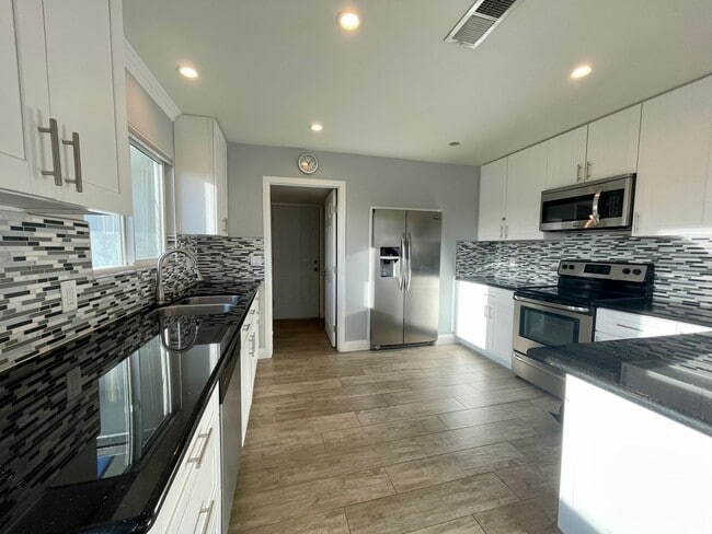 Building Photo - AVAILABLE NOW !! 2 Bedroom 2 Bathroom Home in Palm Desert Country Club!!