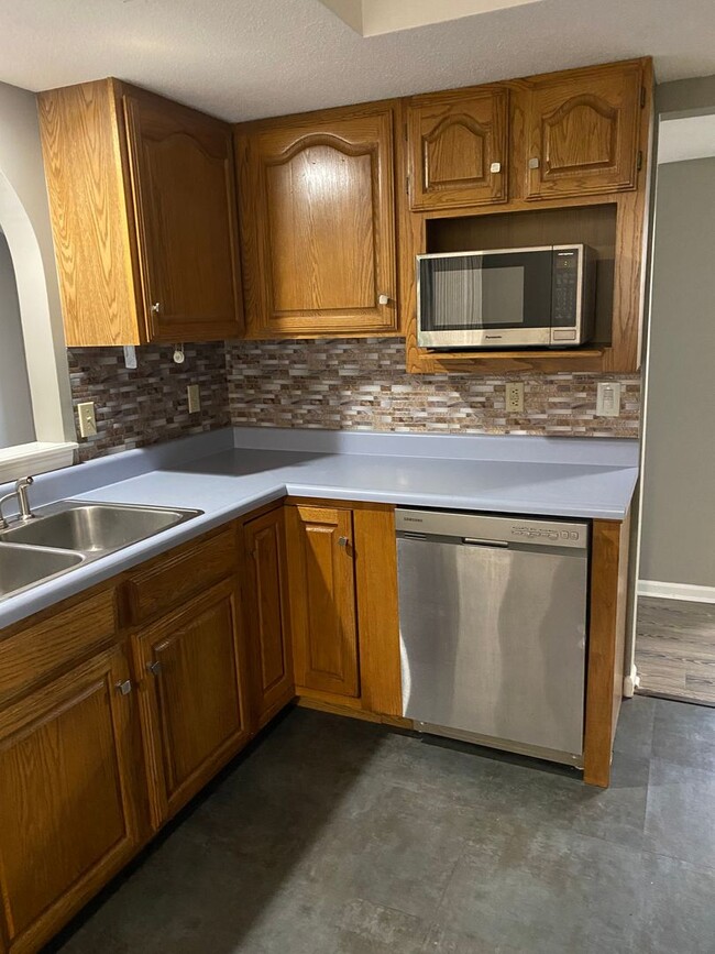 Building Photo - Beautiful & Spacious House in Green Meadow...