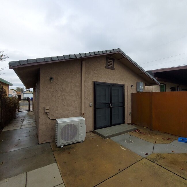 Building Photo - Charming 2bedroom, 2bath home, Like New near Land Park Area and City College.