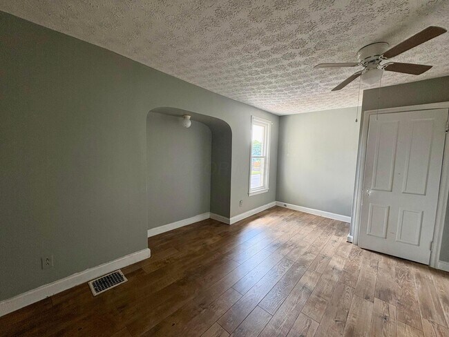 Building Photo - 425 Forest Rose Ave