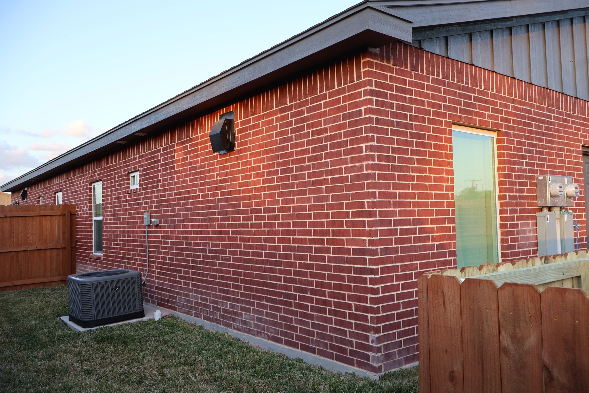 Building Photo - 1005 Hidden Hills St